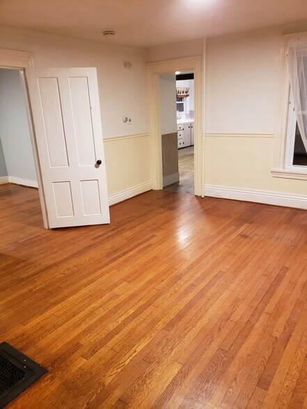 Building Photo - 196 Main St