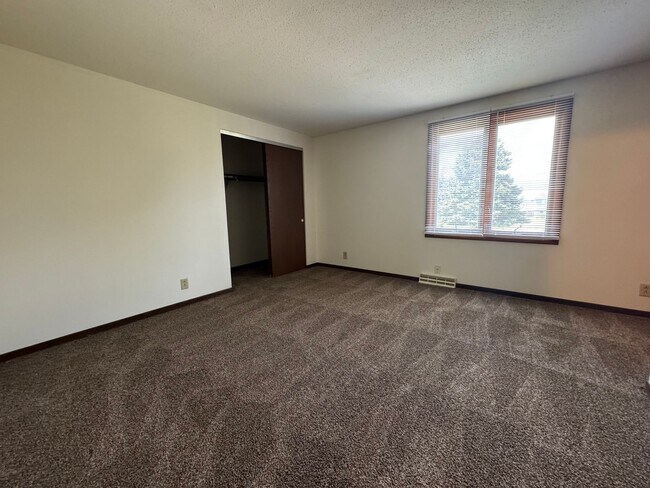 Building Photo - 3 Bedroom Townhouse, Rossford Schools!