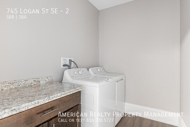 Building Photo - 745 Logan St SE