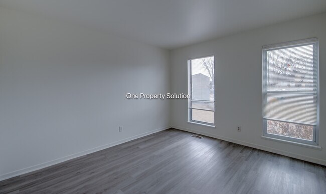 Building Photo - 924 W 60th Pl