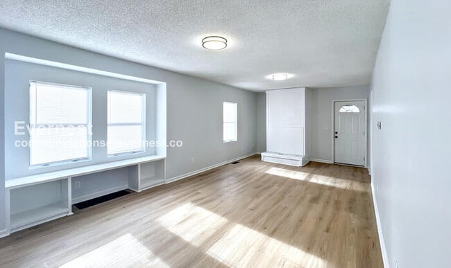 Building Photo - 907 S Cedar Ave