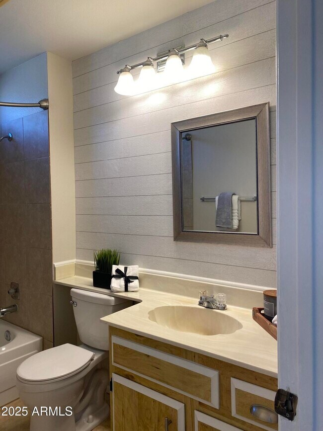 Building Photo - 7120 W Sunnyslope Ln