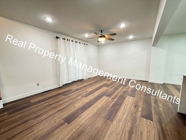 Building Photo - Spacious 4 Bedroom Home in Shawnee Mission!