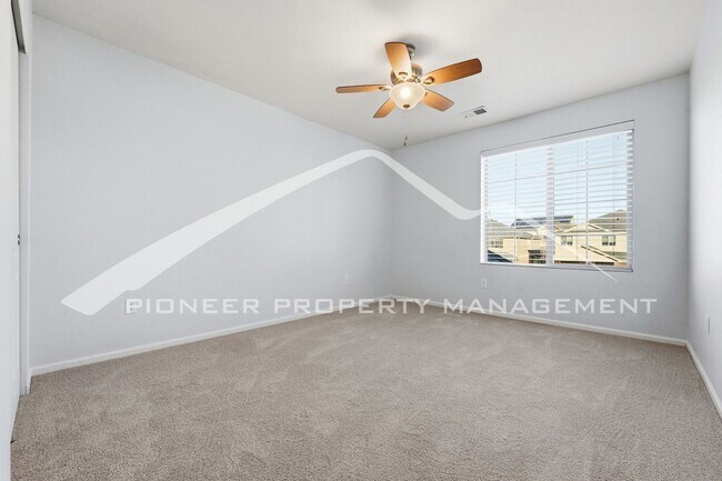 Building Photo - Gorgeous Home with Central AC and Washer/D...