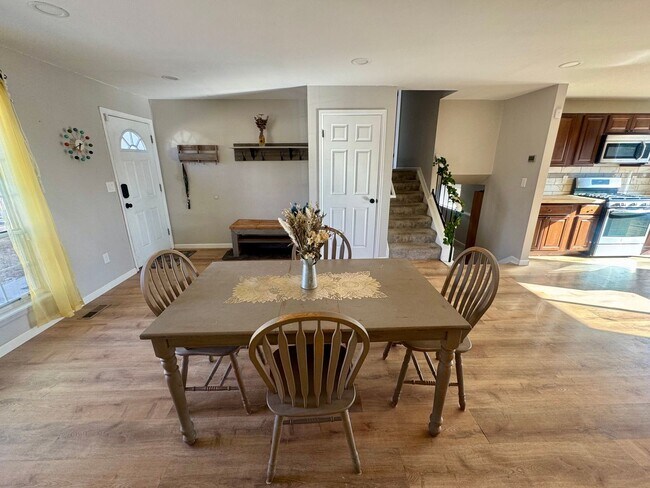 Building Photo - 4 Bedroom home in Stunning Rockrimmon