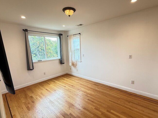 Building Photo - 882