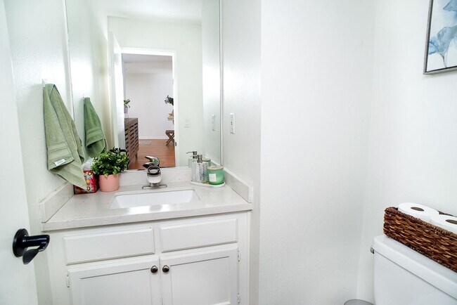 Building Photo - 18200 Andrea Cir S