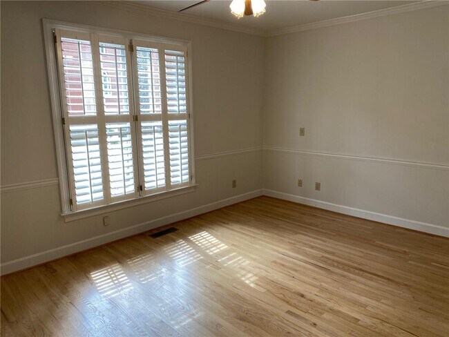 Building Photo - 7155 Roswell Rd