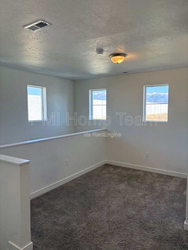 Building Photo - 1546 W Parkview Dr