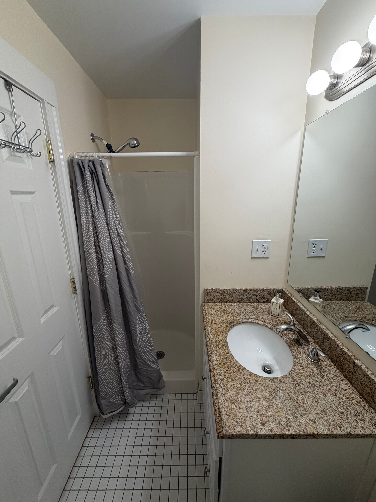 Building Photo - 67 Oak St