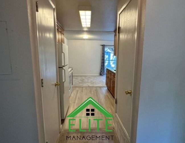 Building Photo - **2 Bed, 2 Bath Condo in Gated Community |...