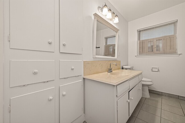 Building Photo - 5615 Beechnut St