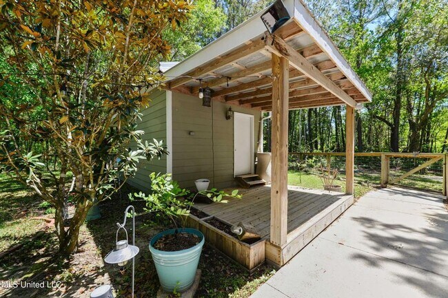 Building Photo - Spacious 5 bed, 4 bath home sits right ins...
