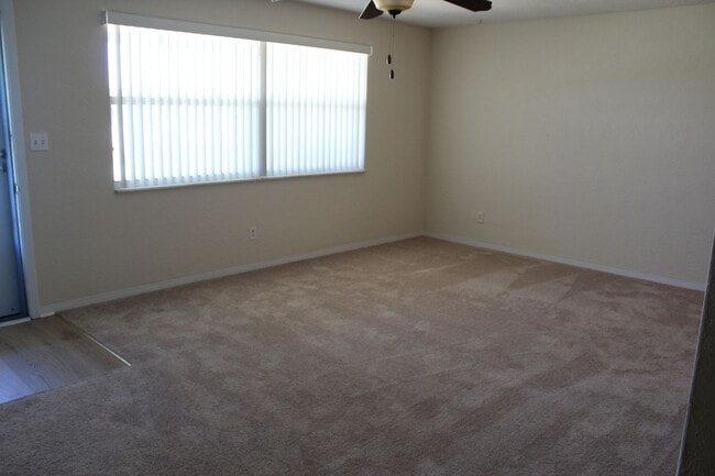 Building Photo - Half duplex close to the beach!