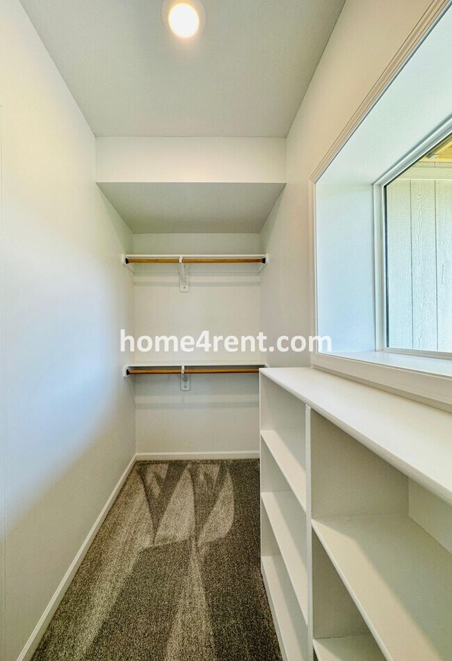 Building Photo - Exceptional Olathe Home in the Cedar Creek Subdivision w/ Wood Floors and a Finished Basment!