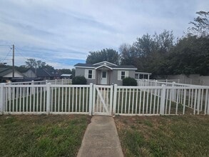 Building Photo - 1 Bedroom 1 Bath Home in Shawnee!