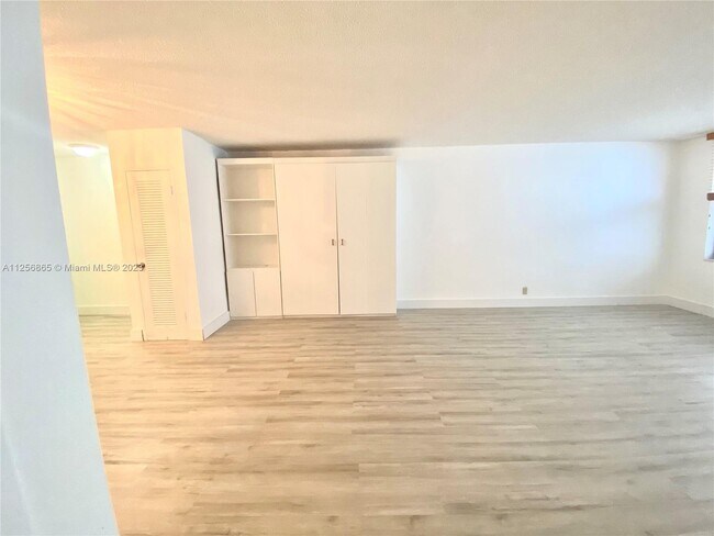 Building Photo - 9225 Collins Ave