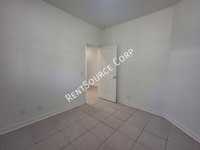Building Photo - 1114 Cambridge Ct