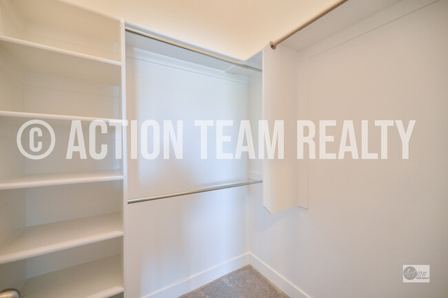 Building Photo - Top Floor Condo in Saratoga Springs!