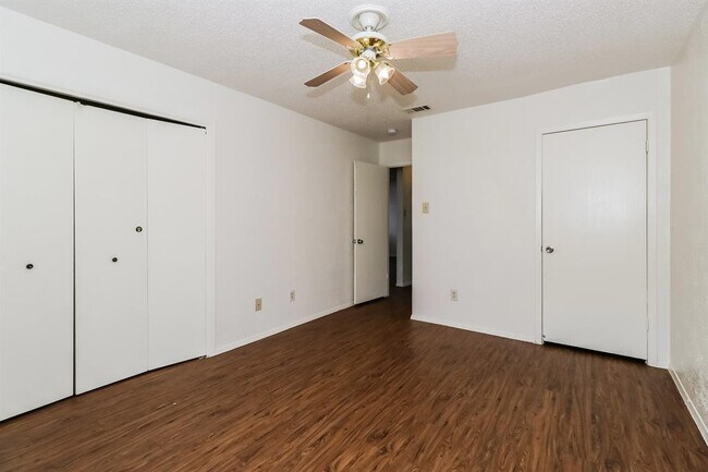 Building Photo - 323 W William Cannon Dr