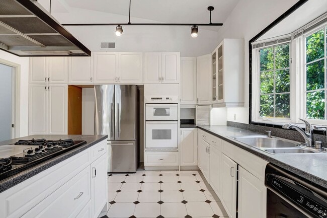 Building Photo - Spacious 4 bed, 2.5 Bath Home with Bonus Room and Pool in Palo Alto!