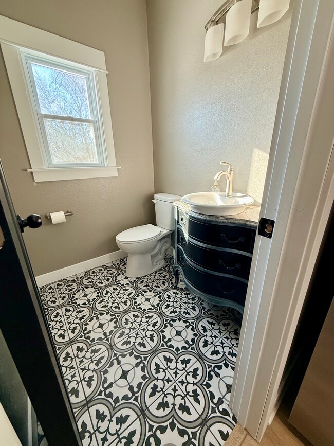 Building Photo - 553 Elm Ave E