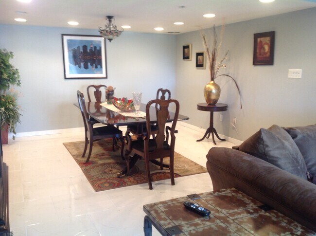 Building Photo - 7950 E Camelback Rd