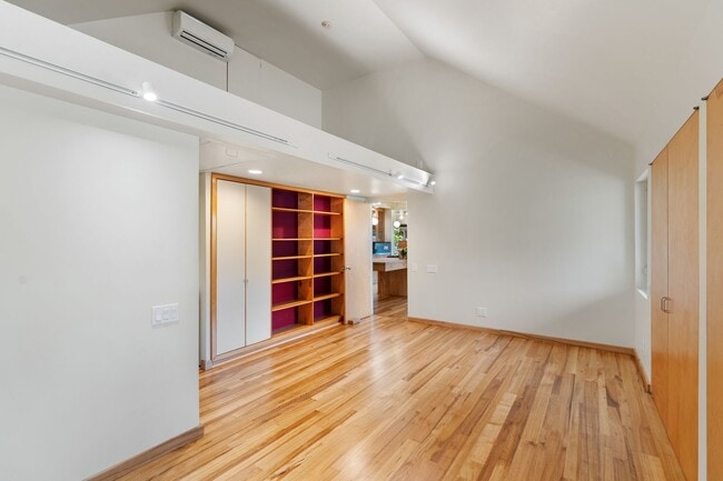 Building Photo - Lovely 2/2 Makiki Heights Home - Utilities...