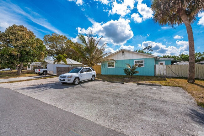 Building Photo - 2658 SE Amherst St