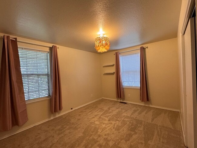 Building Photo - Selah 4 bedroom 3 Bathroom Double Garage, Fenced Yard