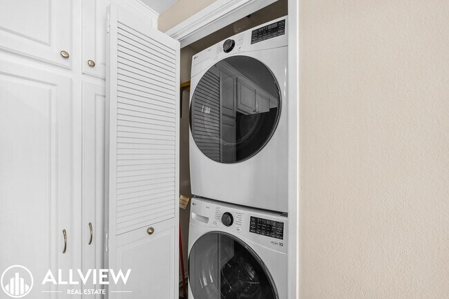 Building Photo - 2 Bedroom, 2 Bathroom Updated Townhome in ...