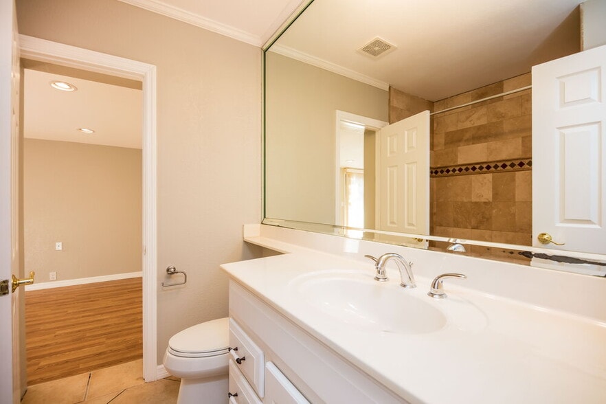 Building Photo - 10907 Meadow Lark Cove Dr