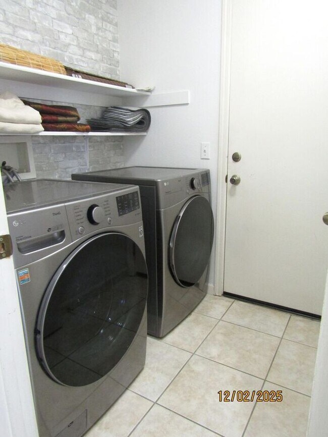 Building Photo - Beautiful 4 Bed 3 Bath Single Family Home in Santa Rosa- $3,250 per month!