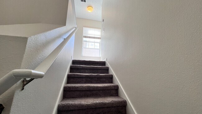 Building Photo - Upgraded Avalon Park 3 Bed/2.5 Bath Townhome!
