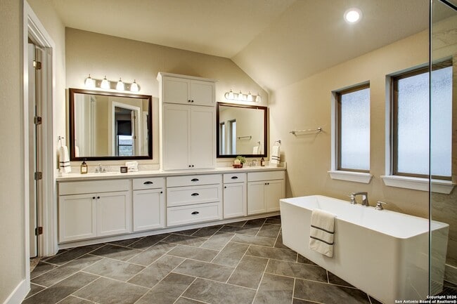 Building Photo - 1038 Cadogan Squire