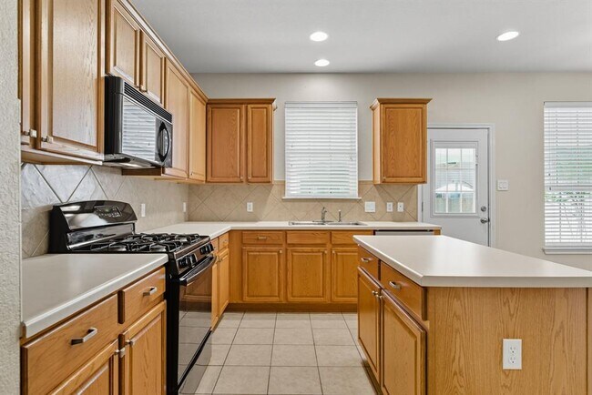 Building Photo - 125 Pine Cove