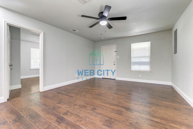 Building Photo - 4218 Carpenter Ave