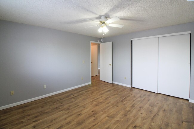 Building Photo - 2 Bed/1 bath Unit in Kennewick 4-Plex