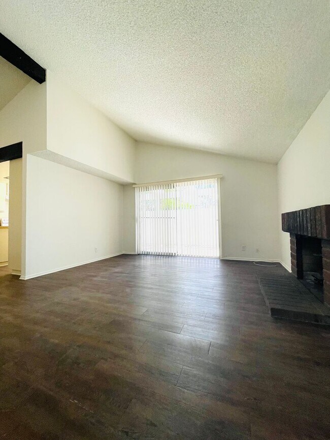 Building Photo - Spacious 2-bedroom, 2-bathroom condo featu...