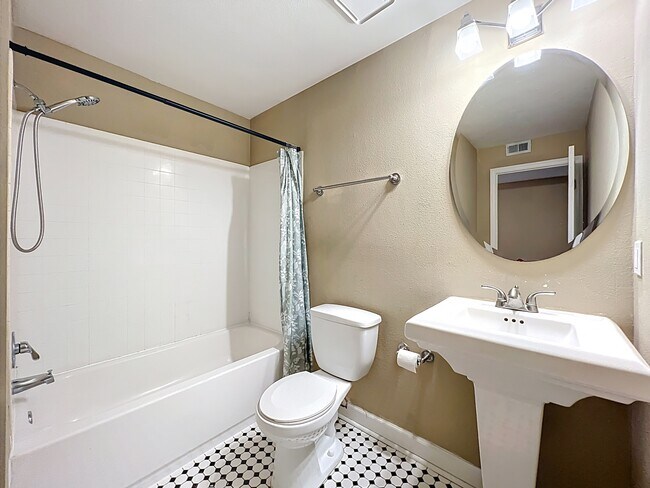 Building Photo - 2065 Dixie Belle Dr
