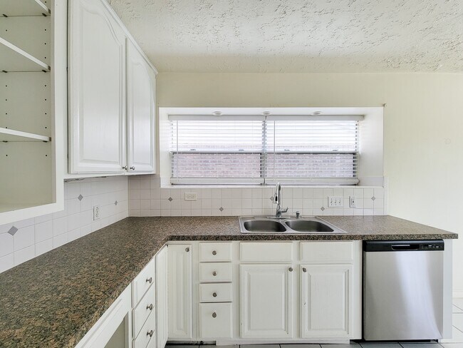 Building Photo - 2118 Creekshire Dr