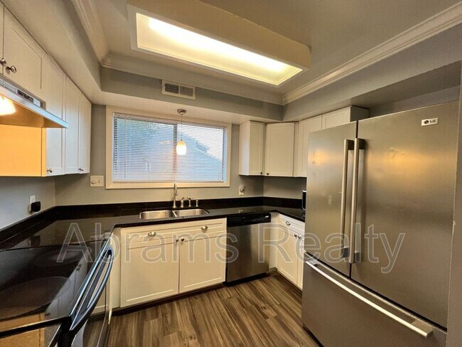 Building Photo - 1136 Glengarry Way