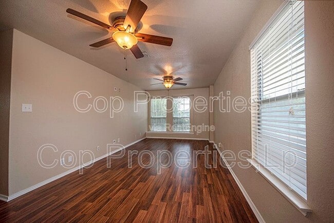 Building Photo - 518 Reba