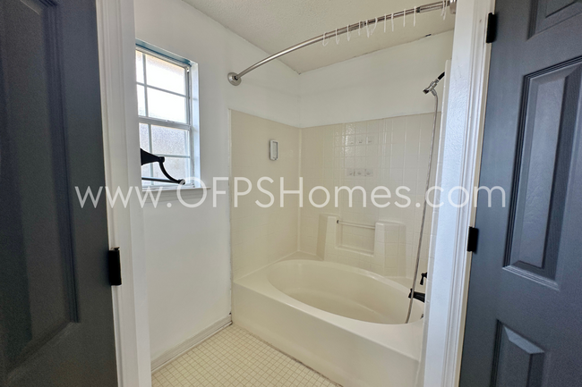 Building Photo - Charming Home on a Cul-de-Sac