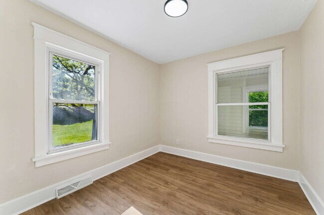 Building Photo - Charming 2-Bedroom Haven in Kansas City Northland!