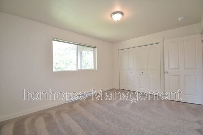 Building Photo - 807 W Villard St