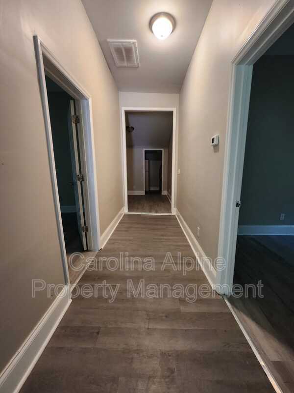 Building Photo - 509 E Holly St