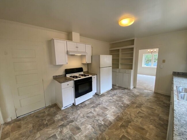 Building Photo - 17 Mile Drive Cottage!