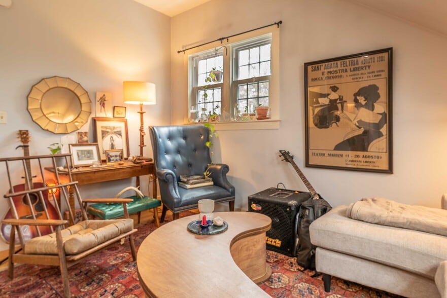 The apt is unfurnished however this is how a past tenent decorated her space - 103 Jennie Ln