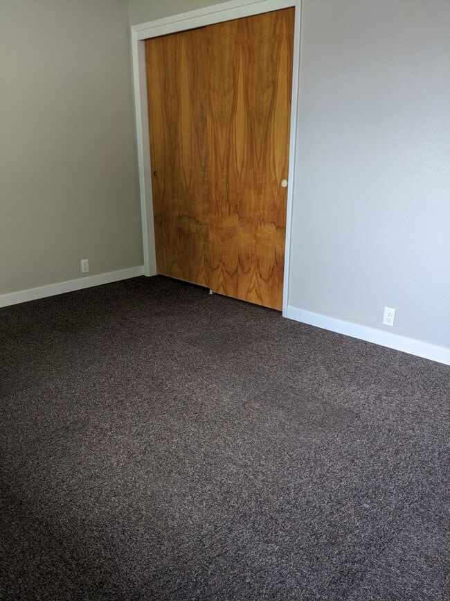 Building Photo - Beautifully updated 3 bedroom Orchards house